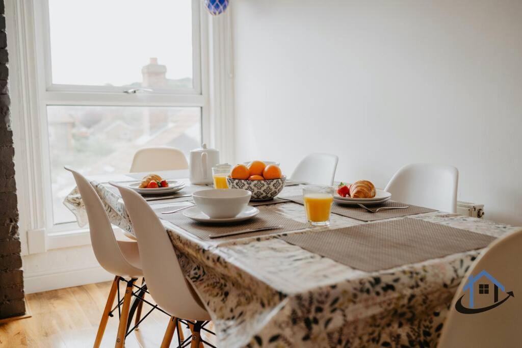 Indigo Snug - Gorgeous 2 Bed Flat In The Heart Of Кромер Экстерьер фото