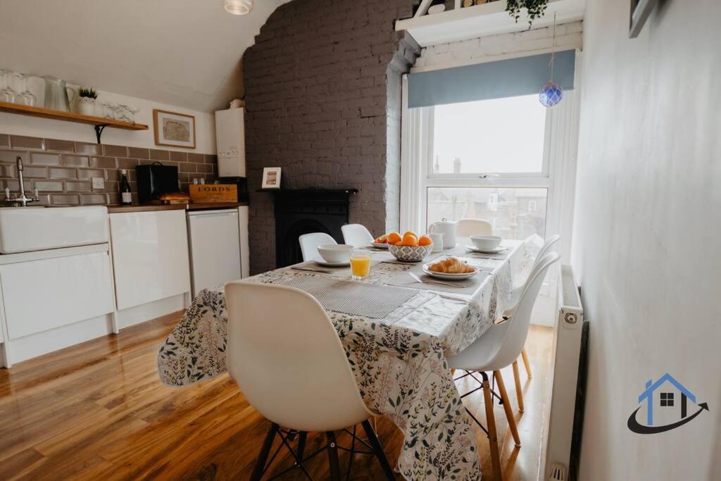 Indigo Snug - Gorgeous 2 Bed Flat In The Heart Of Кромер Экстерьер фото